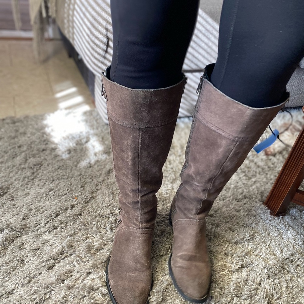 Women’s suede/leather boot, size 8